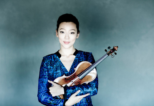 Kvinna med violin i famnen. Fotografi.