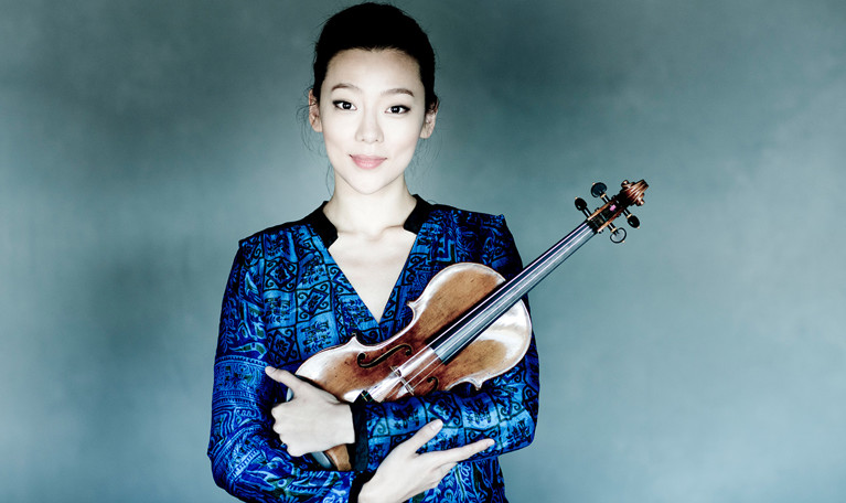 Kvinna med violin i famnen. Fotografi.