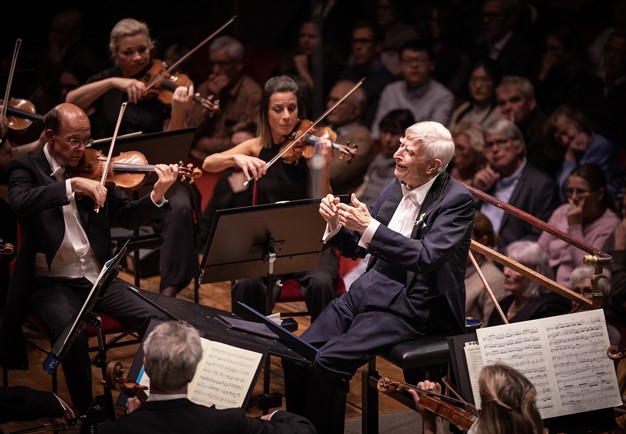 Man som dirigerar. Fotografi.