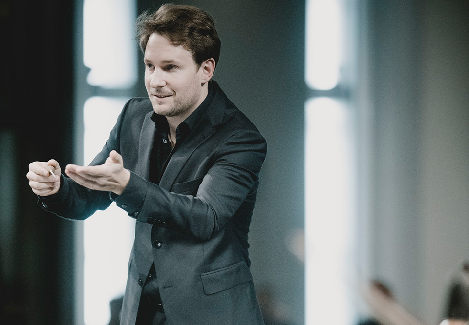 Man som dirigerar. Fotografi.