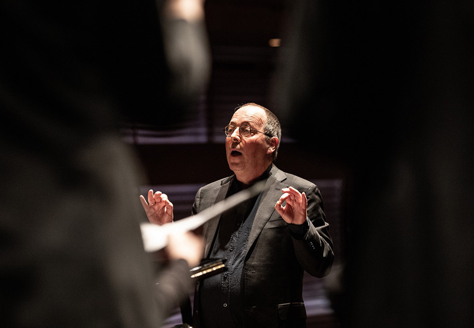 Man som dirigerar. Fotografi.