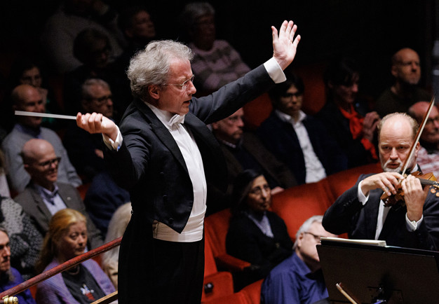 Man som dirigerar. Fotografi.