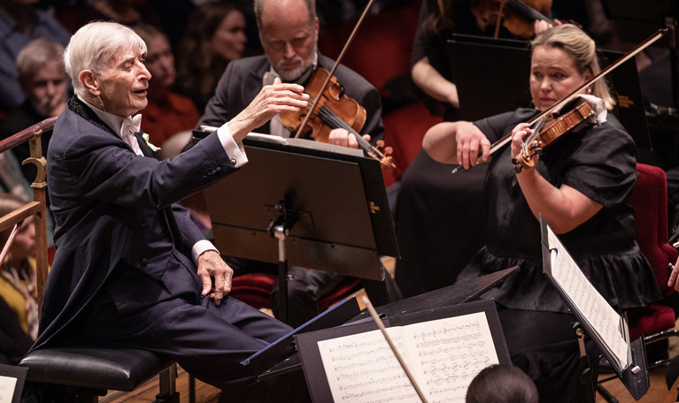 Man som dirigerar. Fotografi.