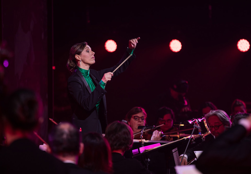 Kvinna som dirigerar. Fotografi.