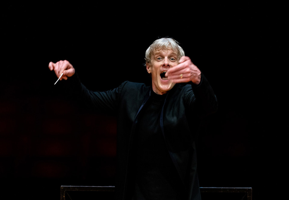 Man som dirigerar. Fotografi.