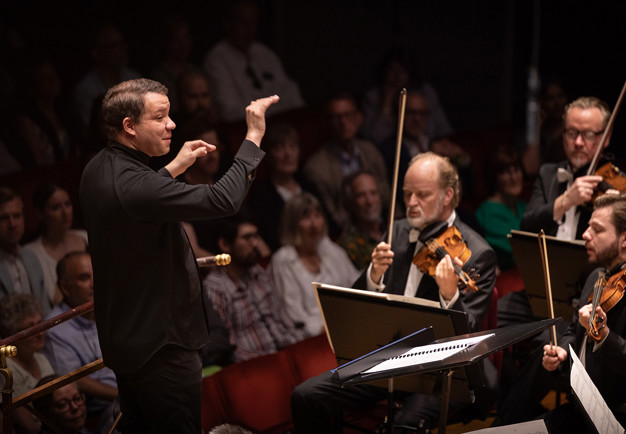 Man som dirigerar. Fotografi.