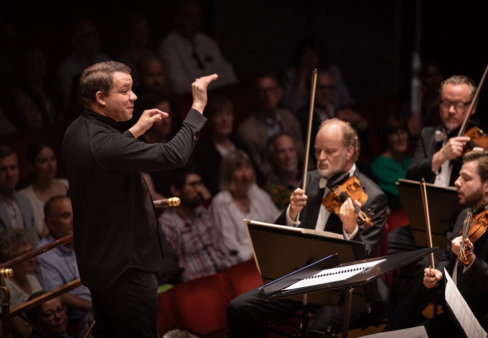 Man som dirigerar. Fotografi.