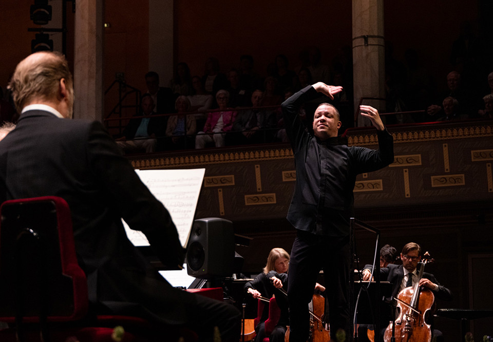 Man som dirigerar. Fotografi.