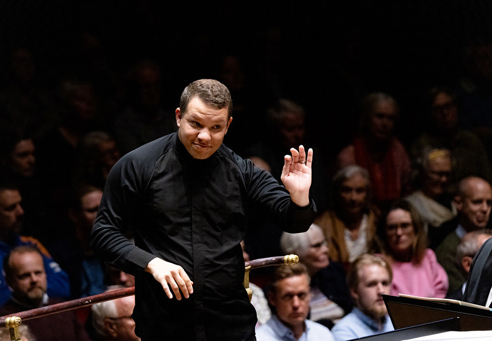 Man som dirigerar. Fotografi