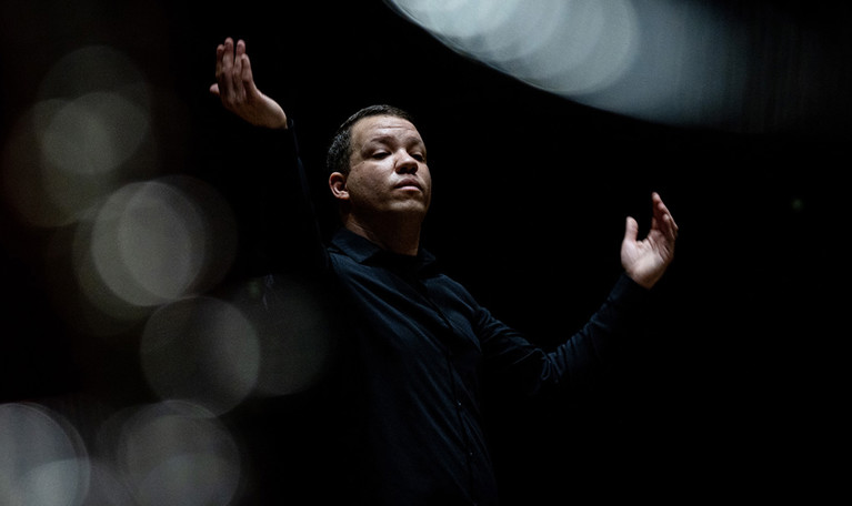 Man som dirigerar. Fotografi.