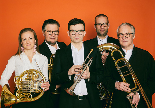 Grupp av musiker med instrument. Fotografi.