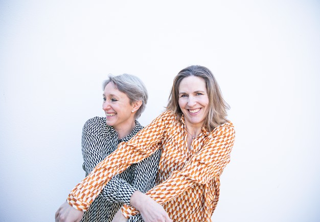 Två kvinnor. Fotografi.