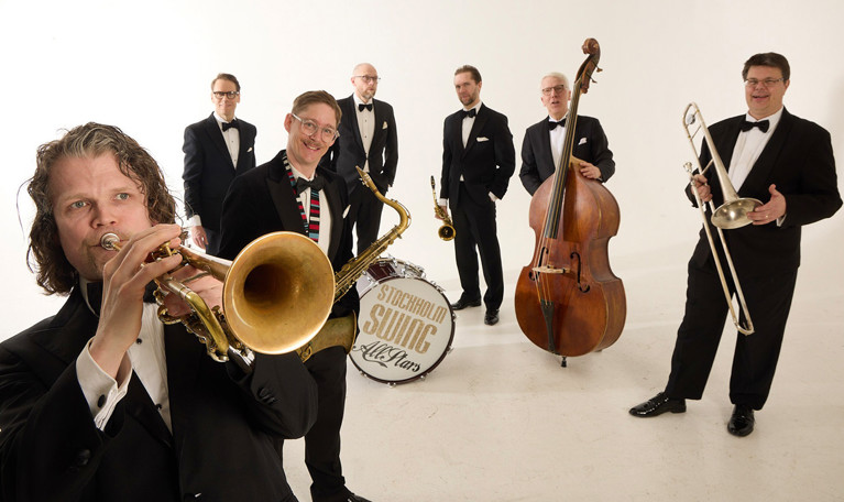 Musiker som spelar. Fotografi.