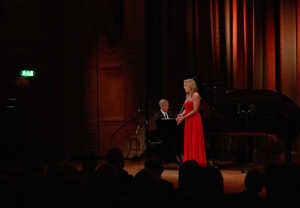 Kvinna som ler. Fotografi.