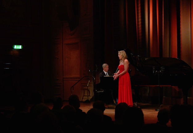 Kvinna som ler. Fotografi.