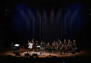 Kvinna som ler. Fotografi.