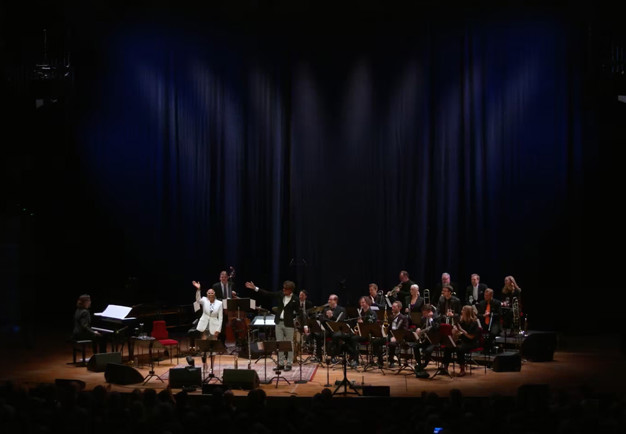 Kvinna som ler. Fotografi.