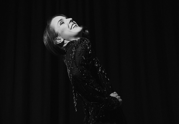 Kvinna som ler. Fotografi.