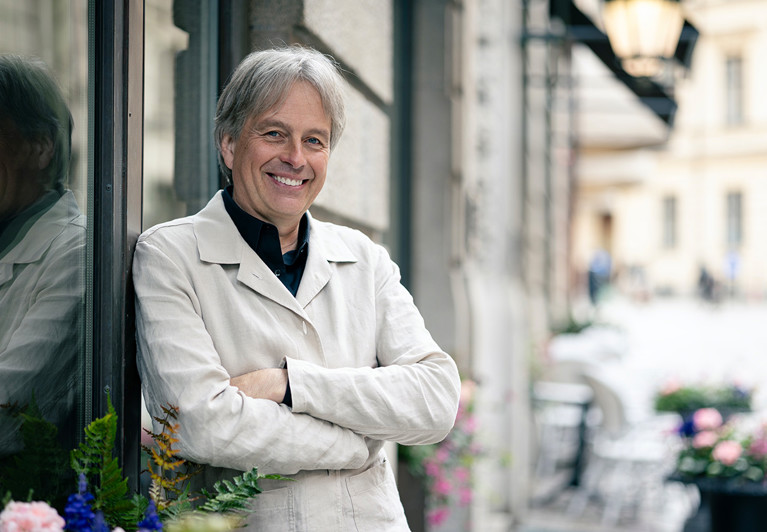 Man som spelar saxofon. Fotografi.