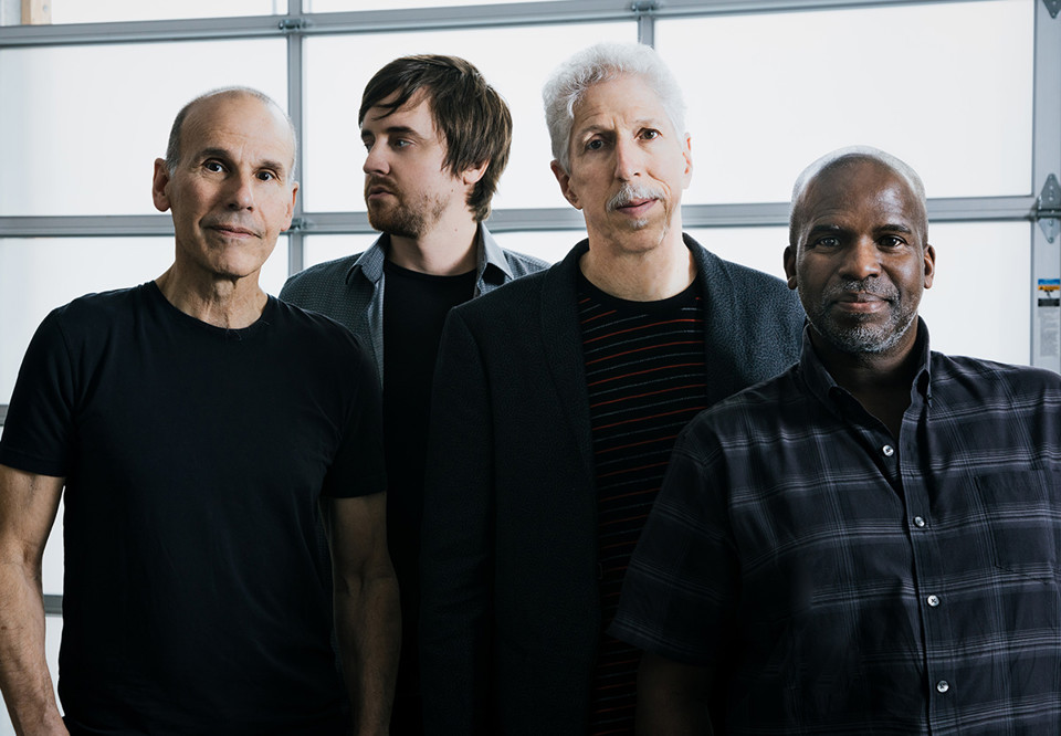 Närbild på fyra män. Fotografi.