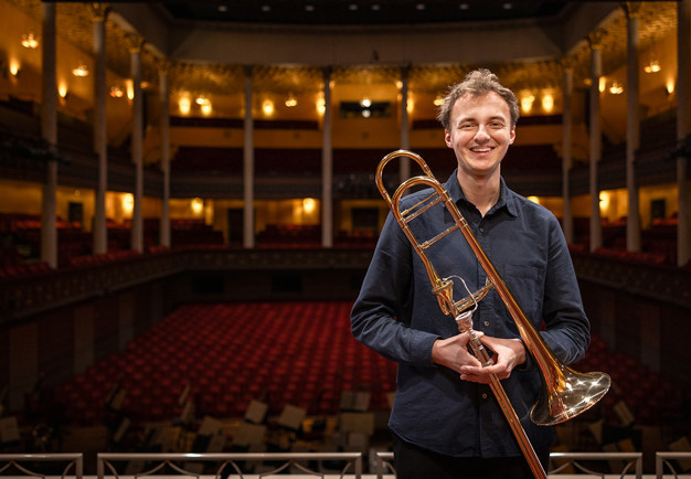 Kvinna som spelar violin. Fotografi.