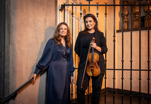 Två glada musiker. Fotografi.