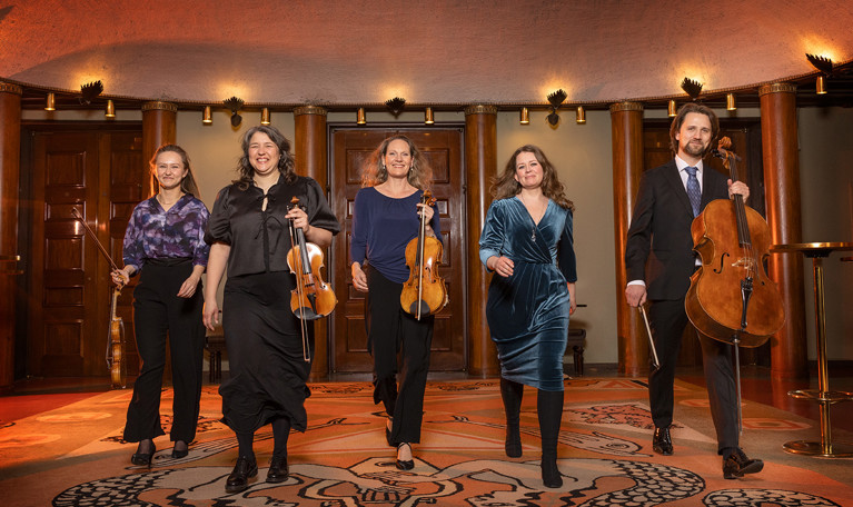 Musiker med instrument. Fotografi.