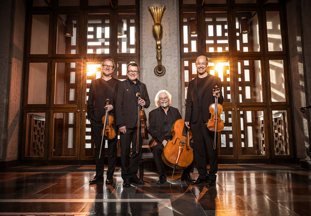 Grupp med musiker med instrument. Fotografi.