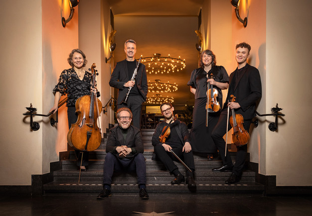 Grupp med musiker med instrument. Fotografi.