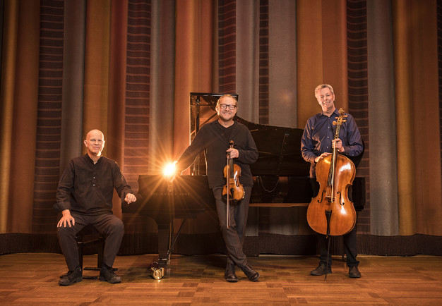 Grupp av musiker med instrument. Fotografi.