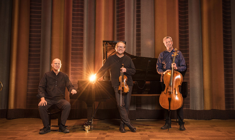 Grupp av musiker med instrument. Fotografi.