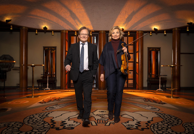 Grupp av musiker med instrument. Fotografi.