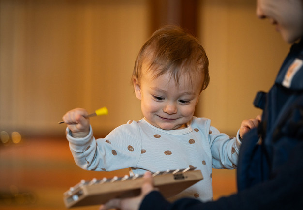 Bebisar på konsert. Fotografi.