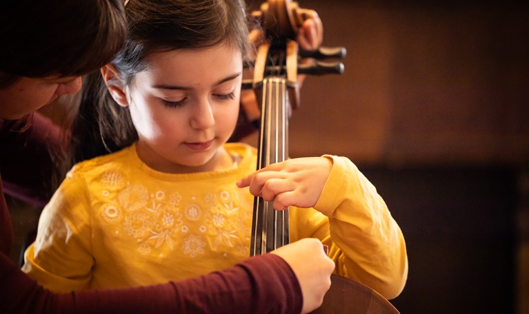 Child playing cello. Foto.