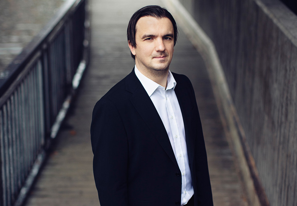 Dirigent med pinne. Fotografi.