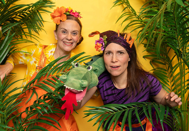 Två färgglada kvinnor med mjukdjur. Fotografi.