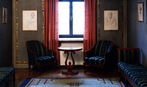 Small room with wonderful details. Photo.