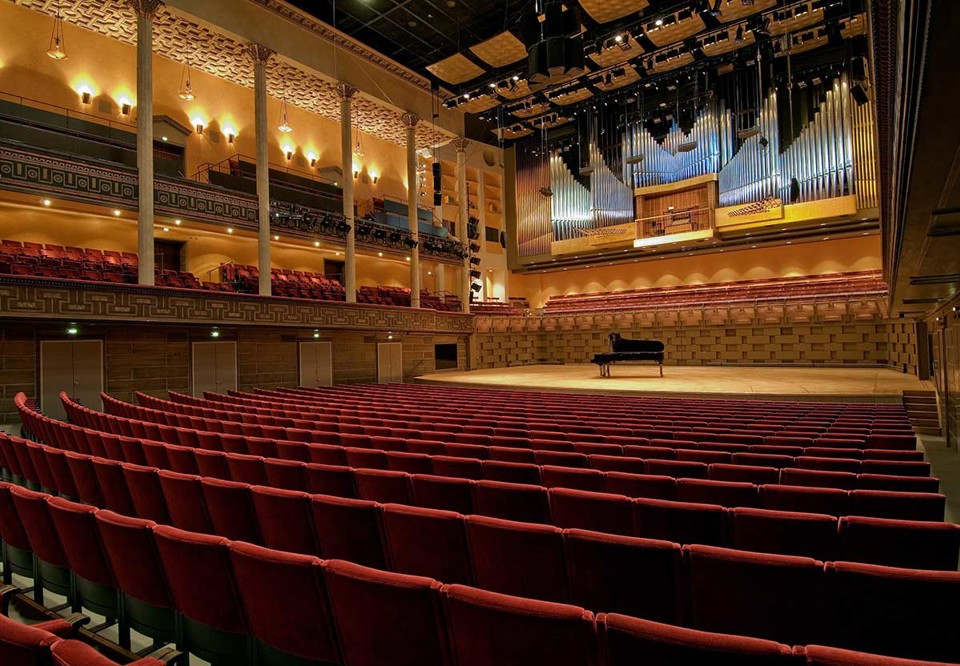 Stora salen framifrån. Fotografi.