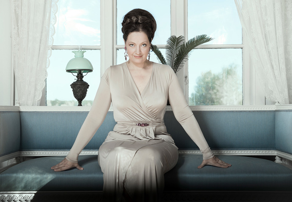 Kvinna som sitter på en soffa. Fotografi.