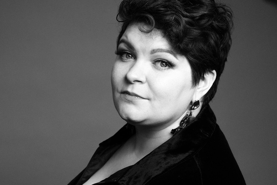 Leende kvinna med långt hår. Fotografi.