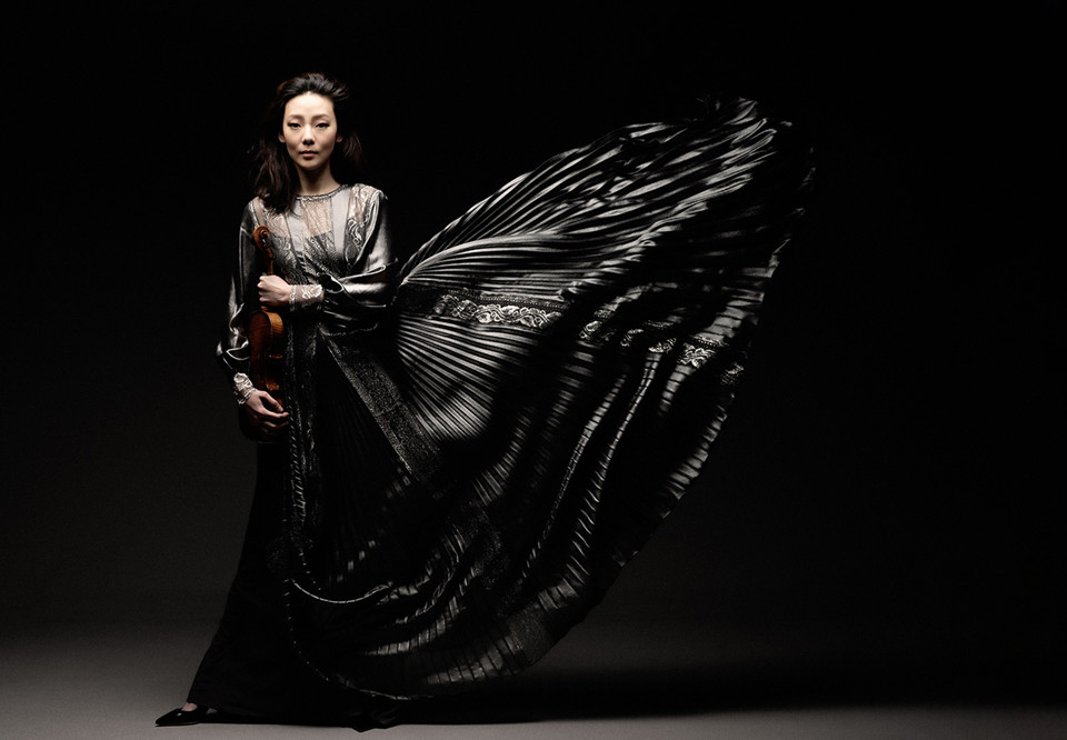 Kvinna med violin. Fotografi.