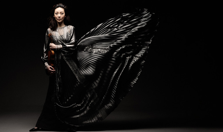 Man som sitter bland fåtöljer. Fotografi