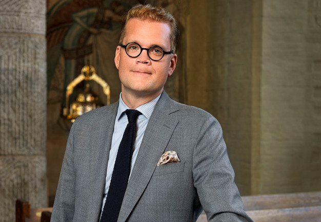 Man vid orgel. Fotografi.