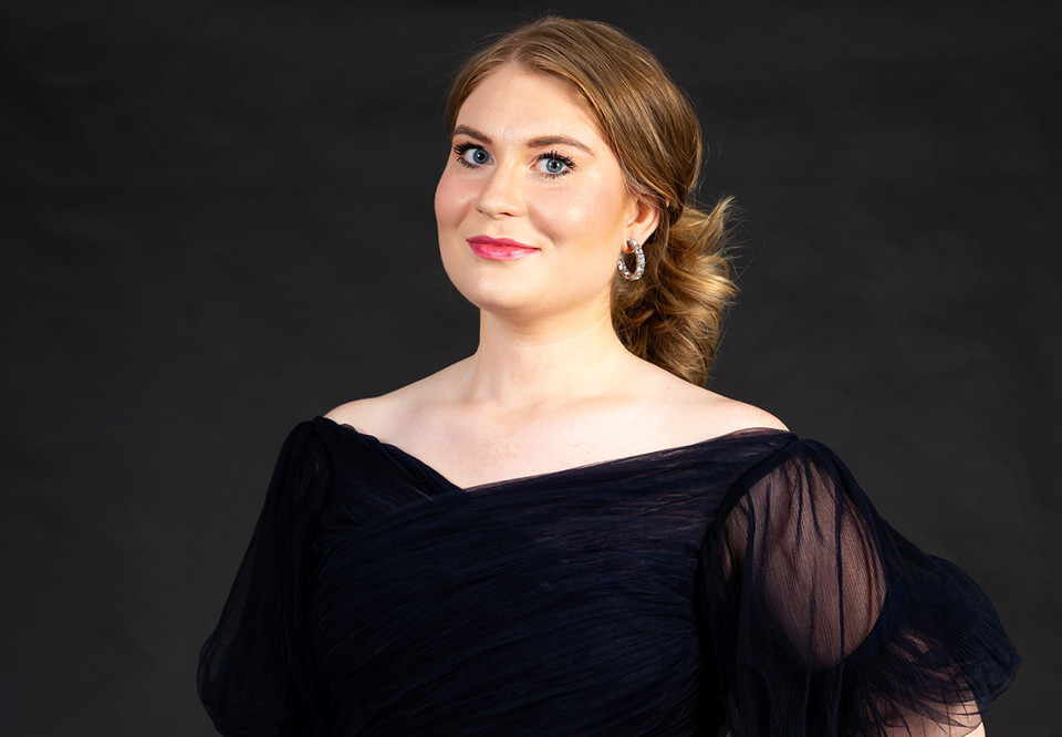 Kvinna som sjunger. Fotografi.