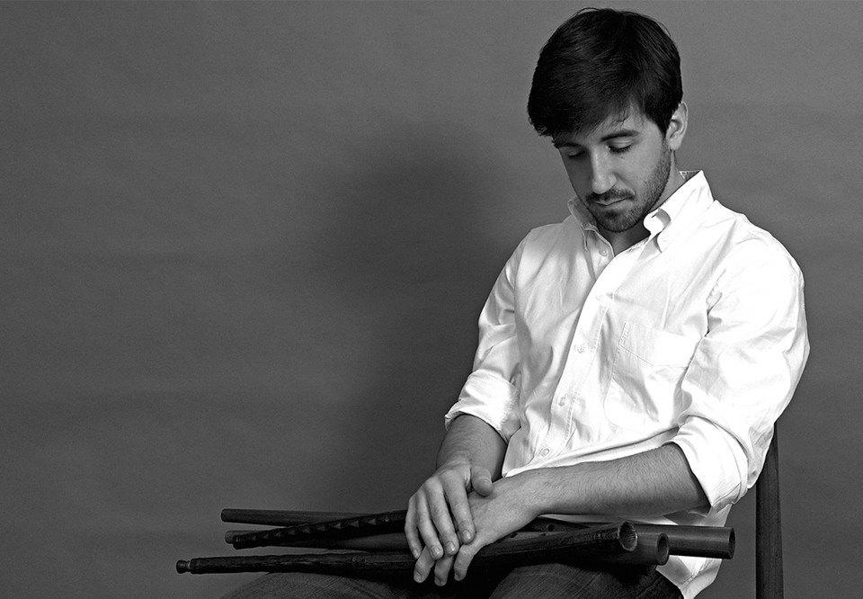 Man som sitter på en stol. Fotografi.