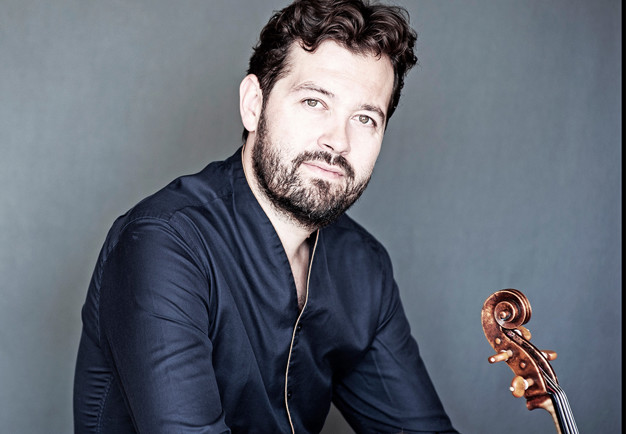 Man som tittar in i kameran. Fotografi..