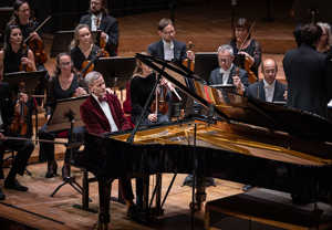 Man vid piano. Fotografi.