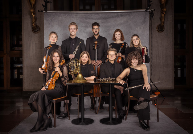 Grupp med unga musiker. Fotografi.