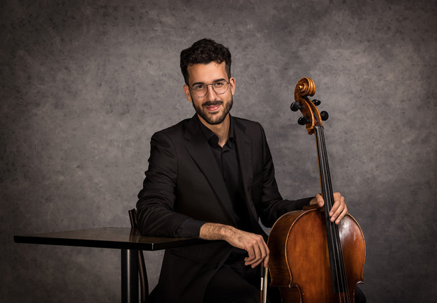 Picture of a smiling woman. Photo.