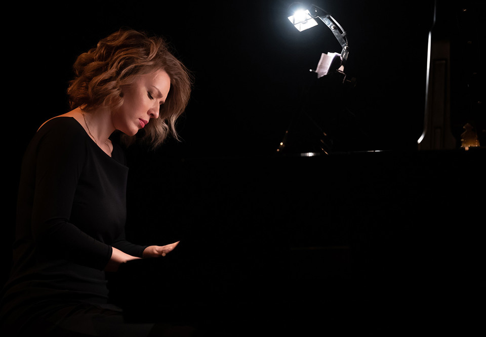 Kvinna som spelar piano. Fotografi.